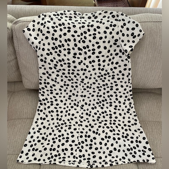 White and black dress with circular pattern. Great condition. Short sleeve. - Picture 3 of 3